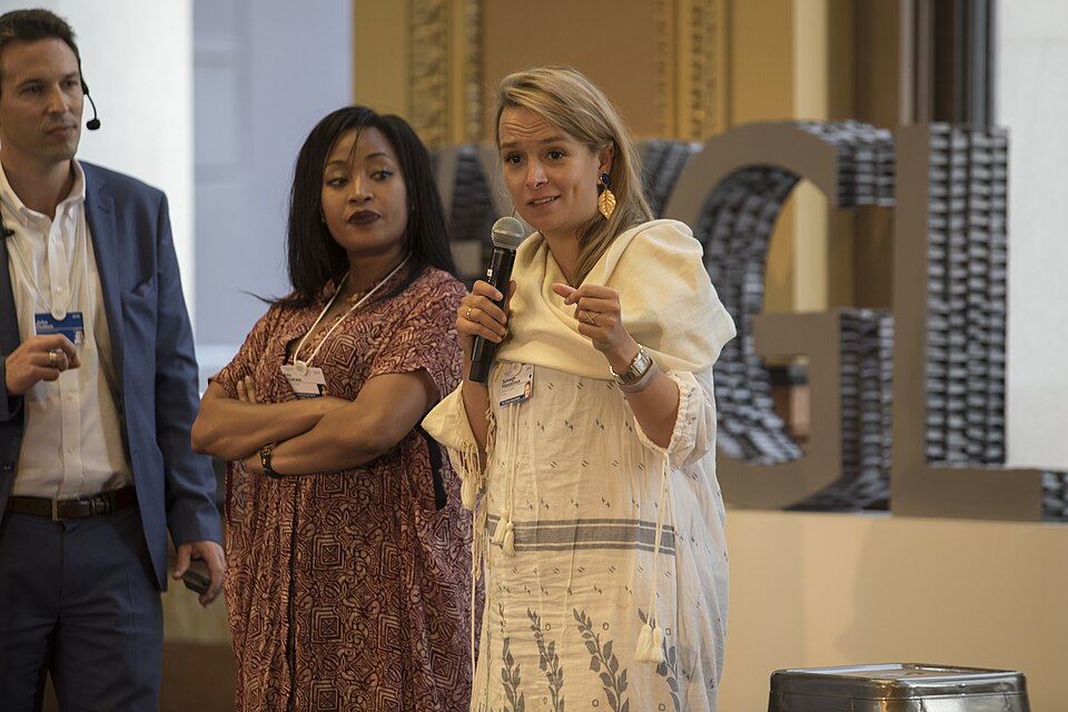 Illustration: Benefits of Global Alumni Networks for Career Development Illustration: Benefits of Global Alumni Networks for Career Development